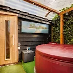 Wellness With Sauna And Jacuzzi